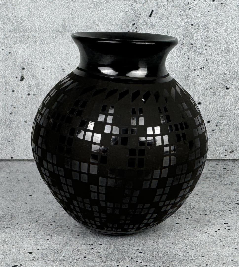 Ivan Martinez Black On Black Pot Mata Ortiz (1 of 4)