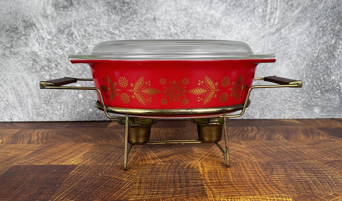 Pyrex Golden Poinsettia Casserole Dish (1 of 5)