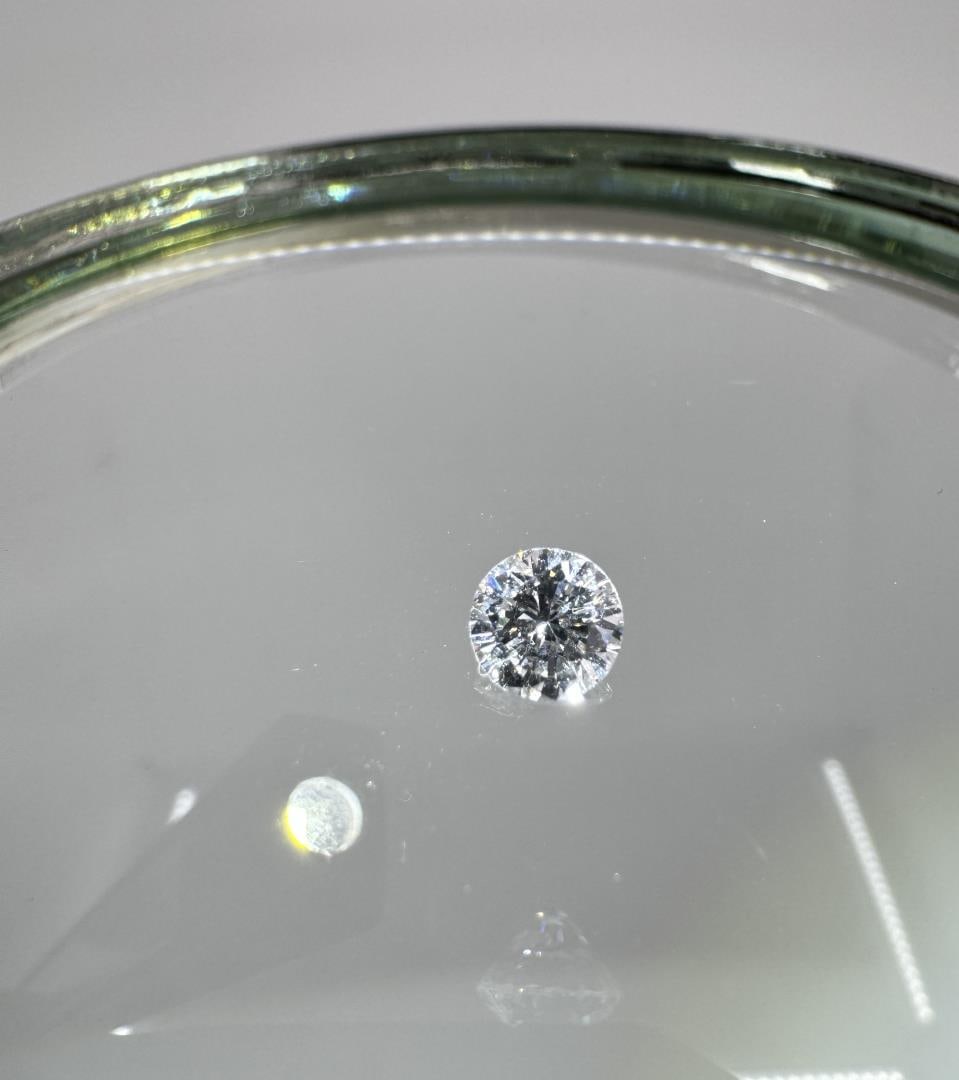 .28 Ct Round Brilliant Diamond H VS1 (1 of 8)