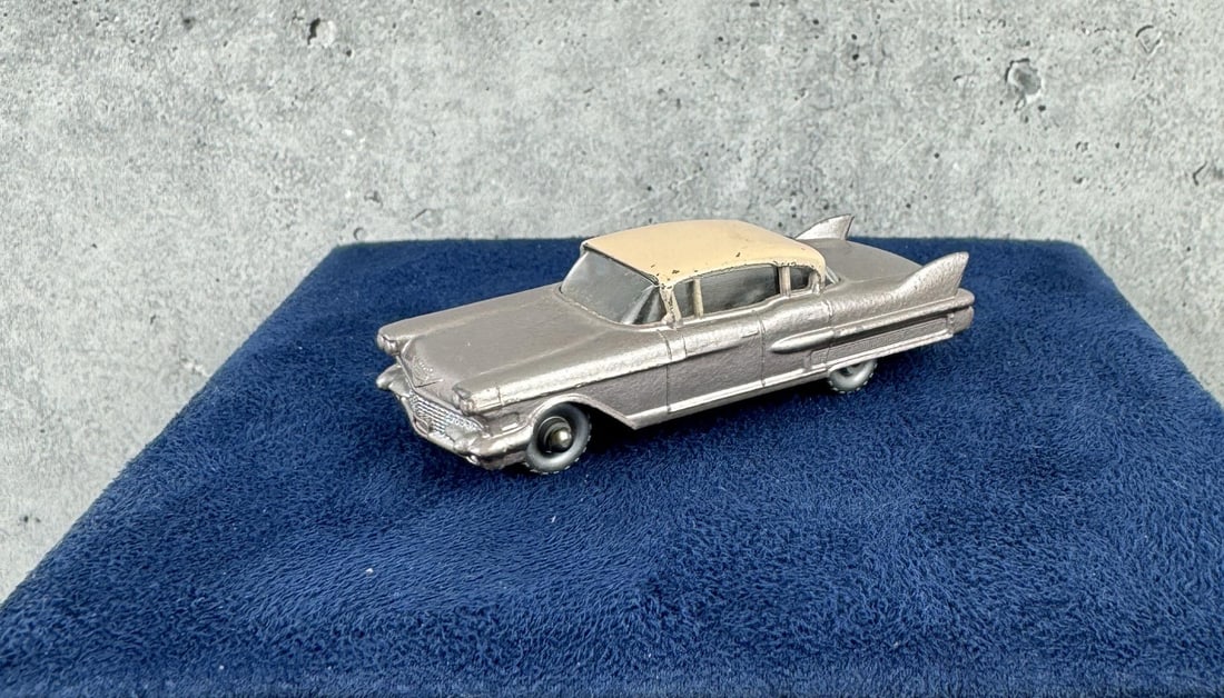 Matchbox Lesney No 27 Cadillac Sixty Special: Gray wheels