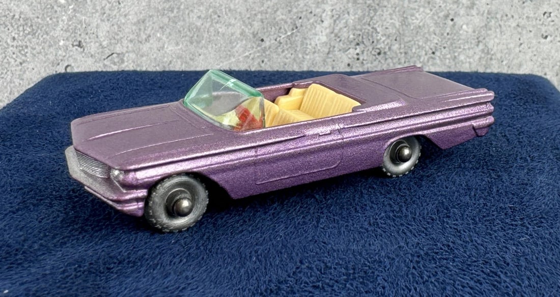 Matchbox Lesney No 39 Pontiac Convertible Purple (1 of 5)