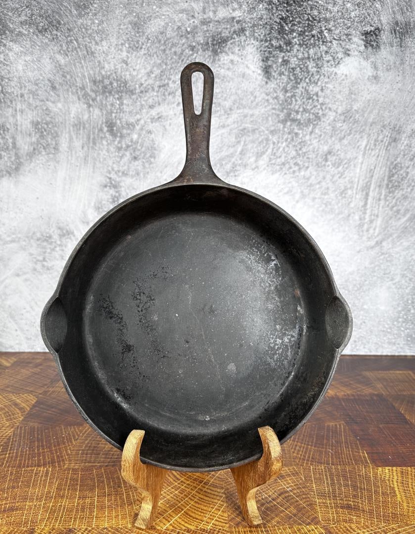 Griswold Number 8 704F Cast Iron Frying Pan (1 of 5)
