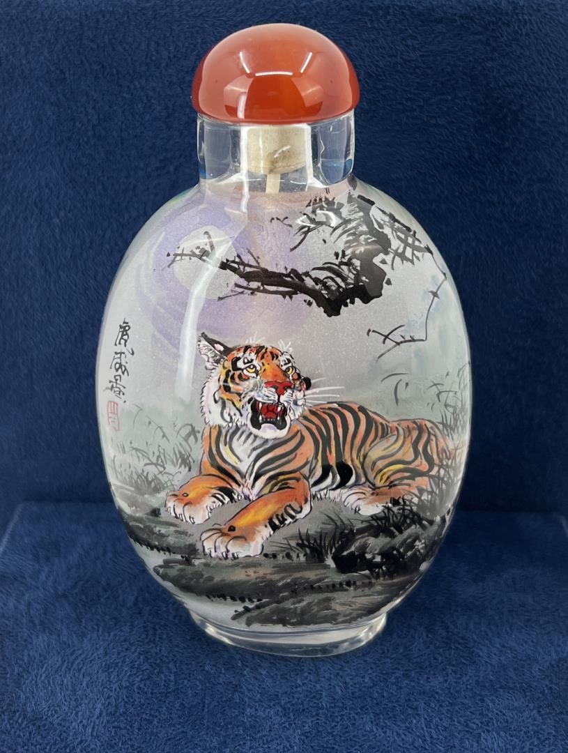Chinese Reverse Painted Snuff Bottle (1 of 7)