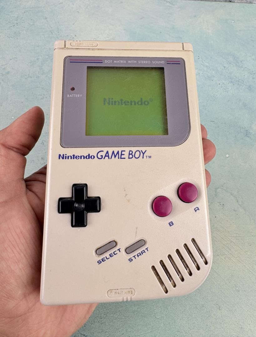 Original Nintendo Game Boy Video Game Console (1 of 9)