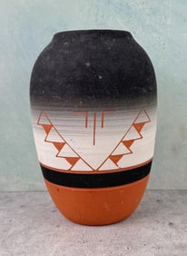 Sioux Native American Indian Pot