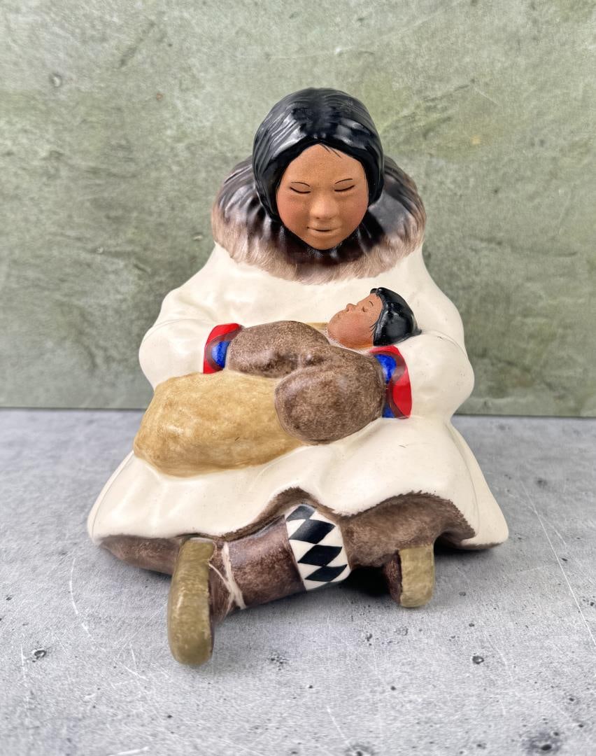 C Alan Johnson Eskimo Figure Kuwana (1 of 6)