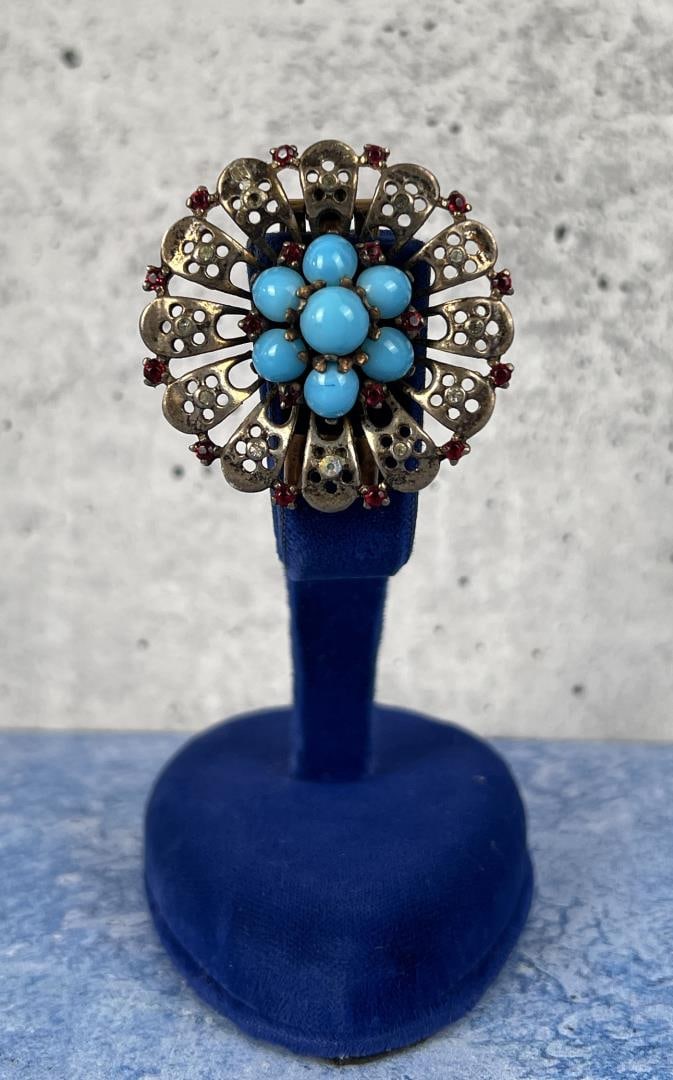 Trifari Rhinestone Costume Jewelry Fur Clip: 1 1/2" diameter.