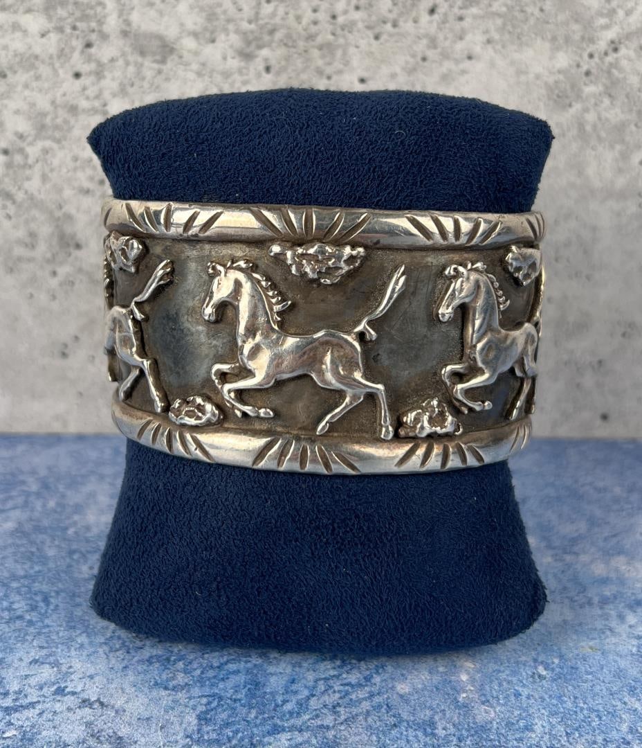 Navajo Sterling Silver Horse Bracelet (1 of 5)