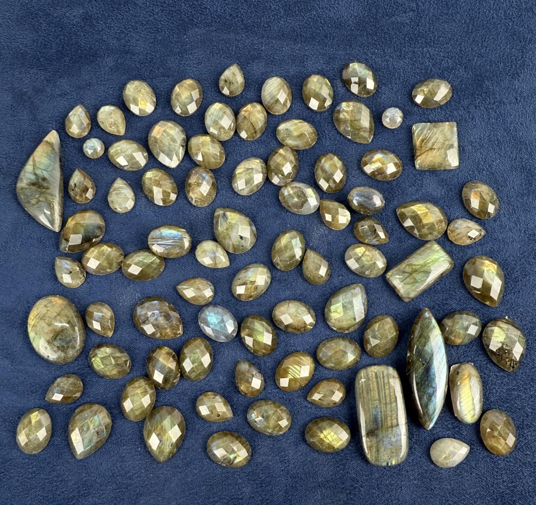 675ct of Jewelry Grade Labradorite Gemstones: 675ct Total Weight.