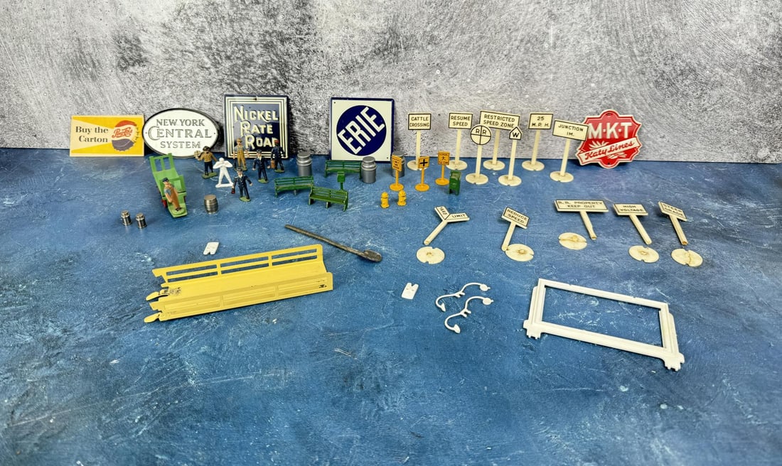 Collection of Lionel Train Accessories (1 of 6)