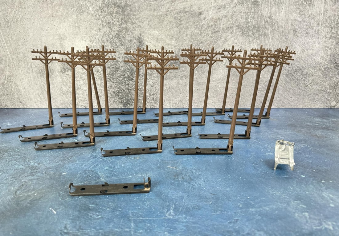 Lot of 18 Lionel Telephone Poles: Nice grouping.