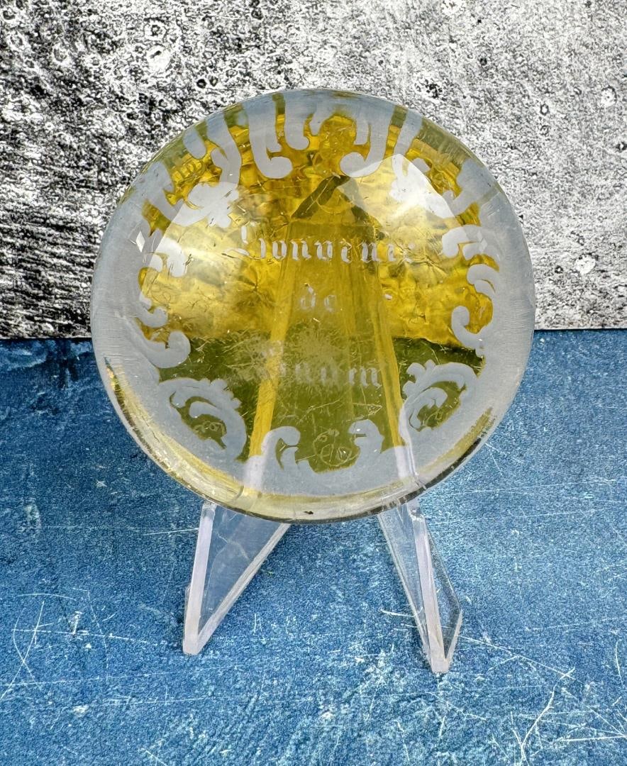 Souvenier de Daum Paperweight (1 of 3)
