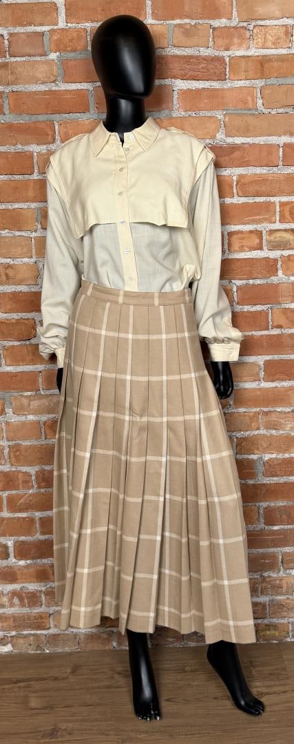 Escada Skirt & Shirt Ensemble: Size 38, 100% wool, made in Western Germany. Stain on left flap.