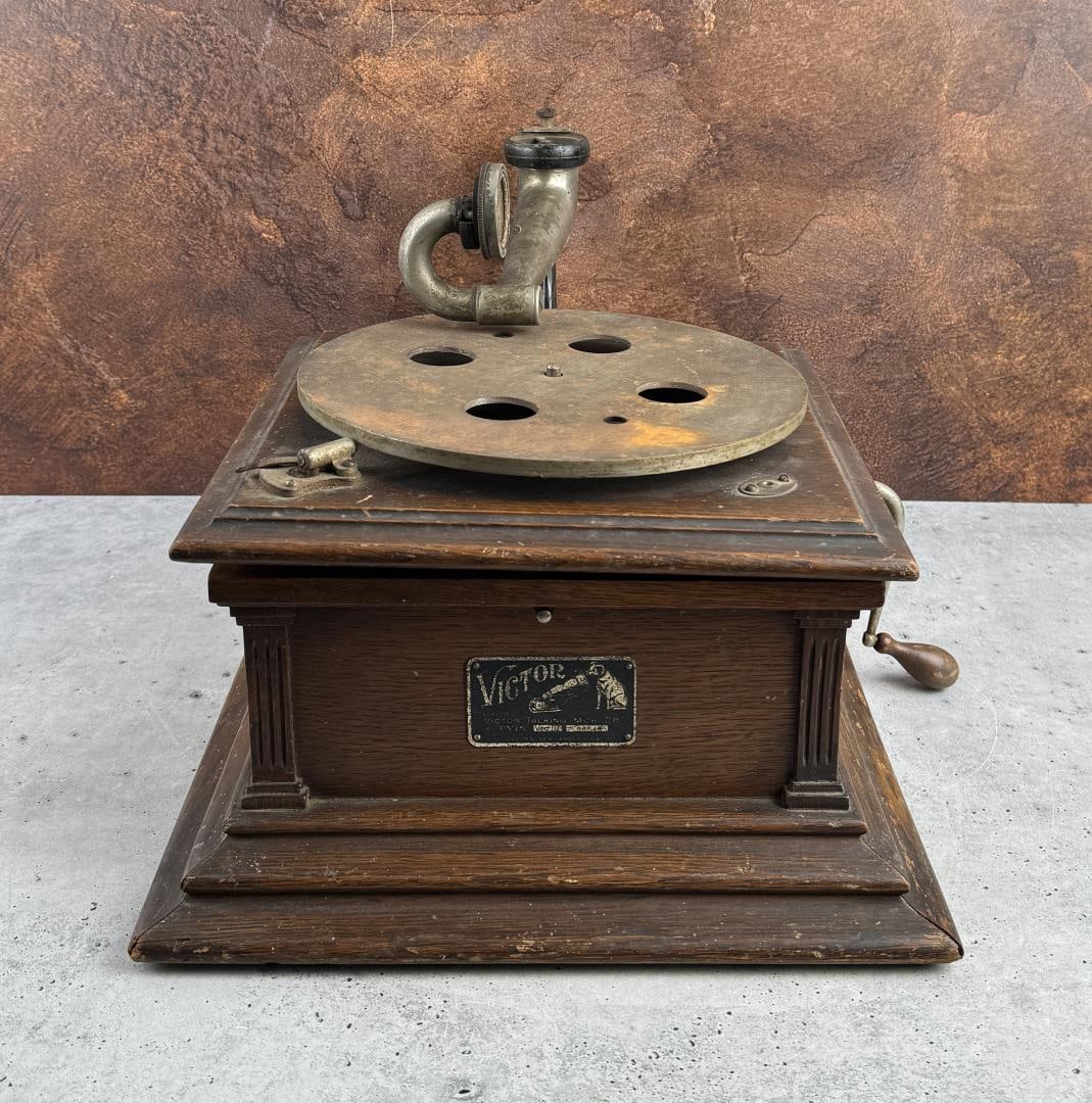 Victor Model III Talking Machine Phonograph (1 of 13)