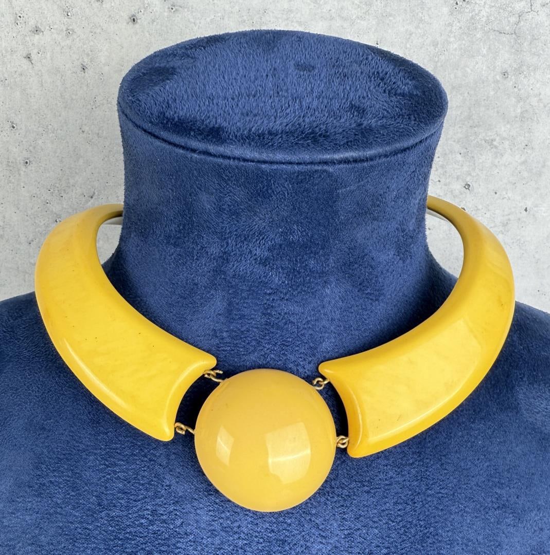 Art Deco Bakelite Choker Necklace: 6" by 4 3/4" by 1 1/4".
