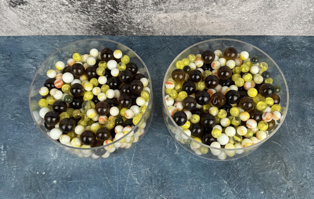 Collection of Vintage Marbles: Nice grouping. Largest is 1" diameter.