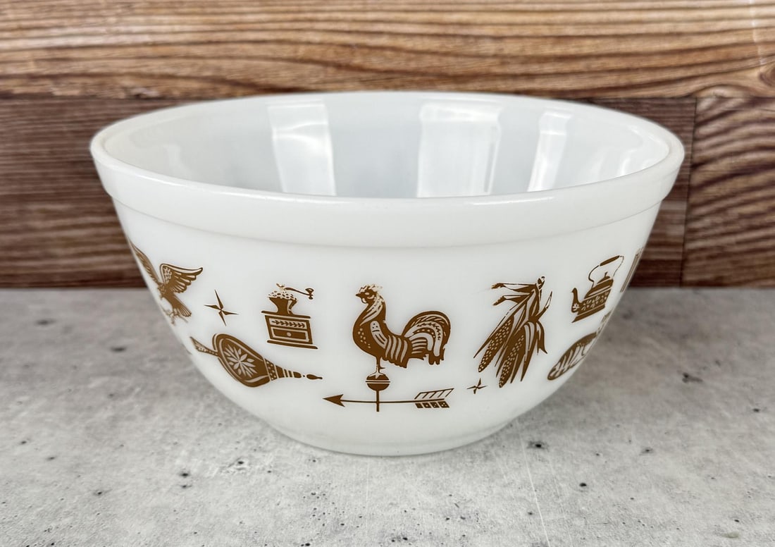 Pyrex Early American 1 1/2qt Mixing Bowl: Nice example.