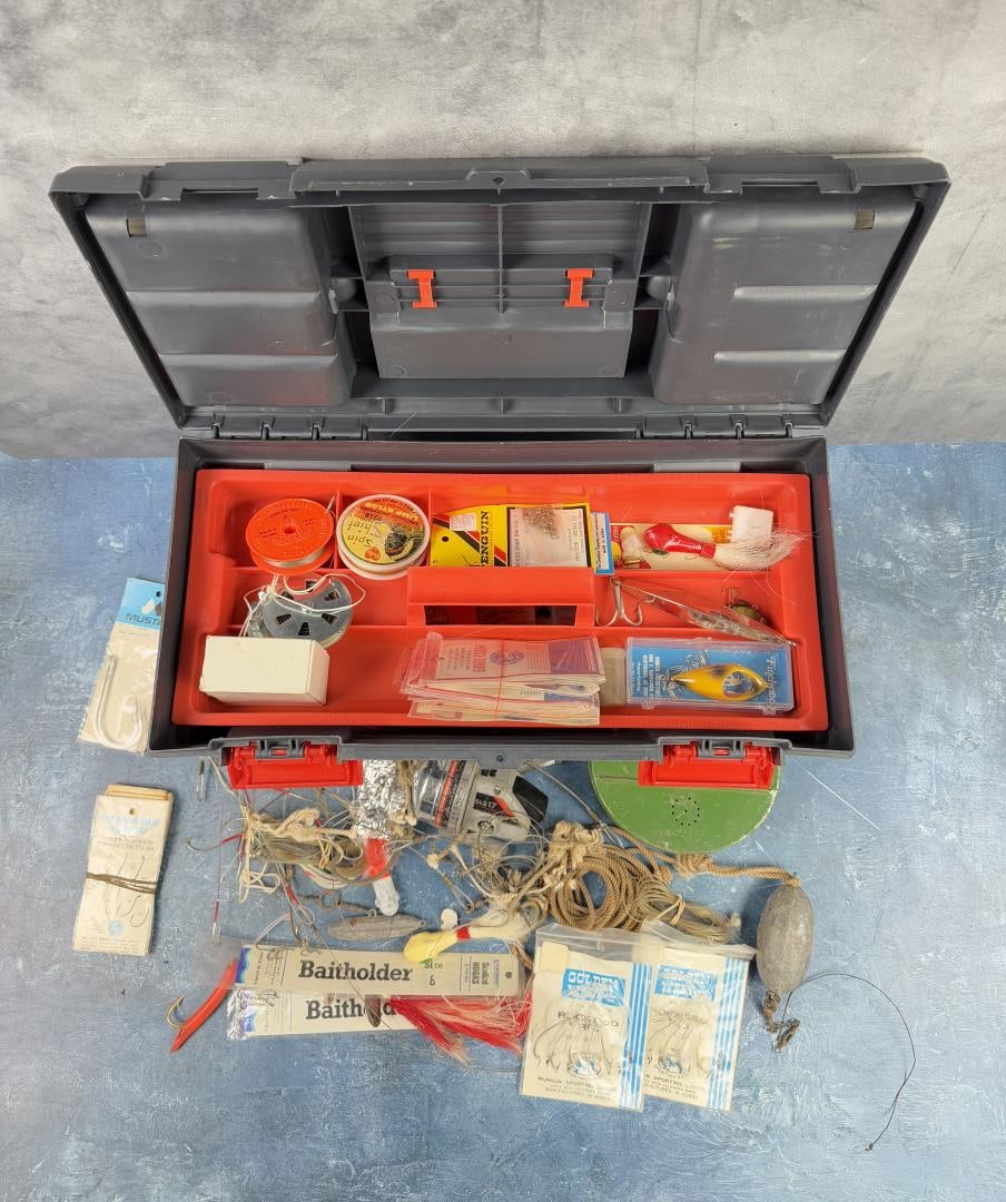 Vintage Tackle Box Full of Fishing Lures: Nice example.