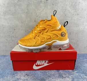 Nike Air DO5874-700 Vapormax Plus Extra Smile