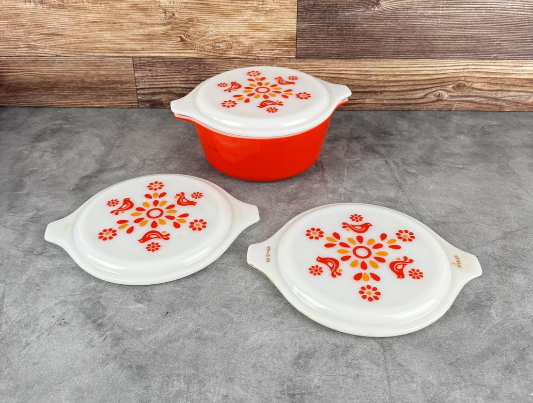Pyrex Friendship 472 Casserole With Lids: One 1 1/2 pint casserole with three lids.
