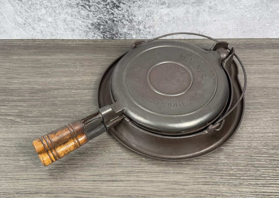 Wagner No 8 Cast Iron Waffle Maker (1 of 6)