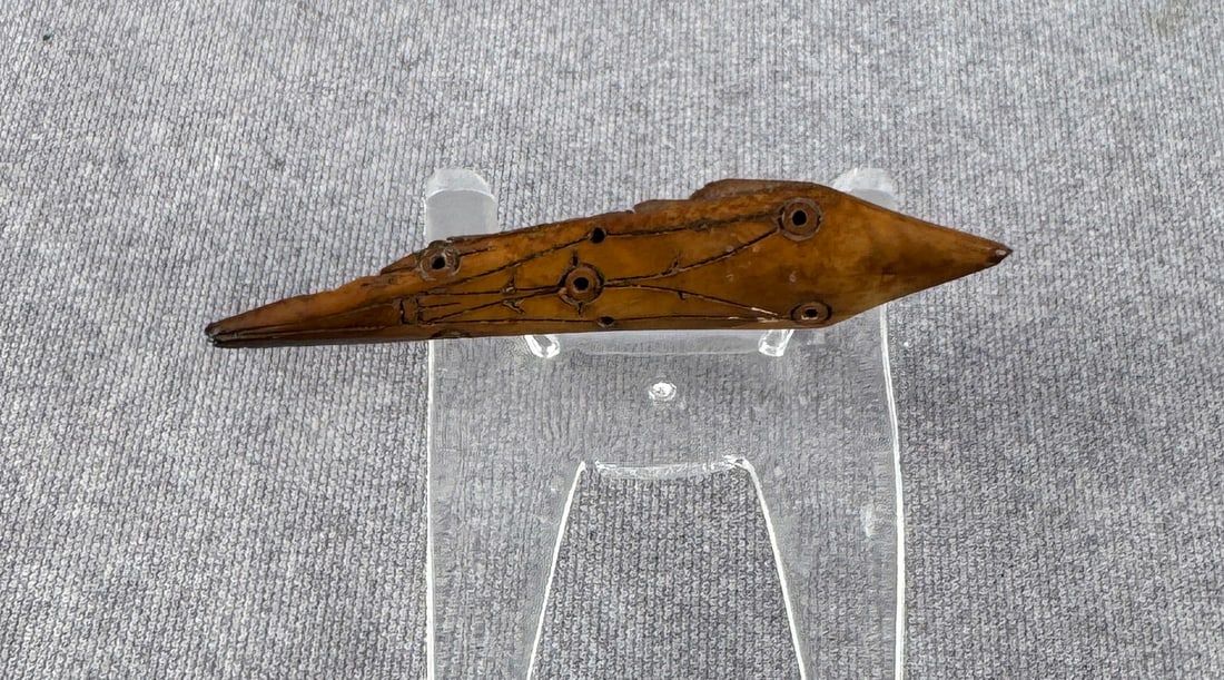 Ancient Thule Inuit Alaskan Eskimo Harpoon Point: 2 7/8" long. Carved walrus material. Native made prior to 1972. This item cannot be shipped to Oregon, California, Hawaii, New York, New Jersey, Internationally, or any other state that prohibits.
