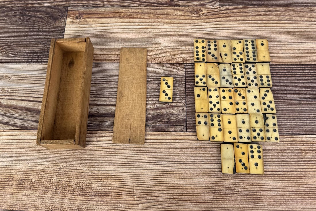 Civil War Bone and Ebony Dominoes: Nice set. Each tile is 1 3/8" by 7/8".