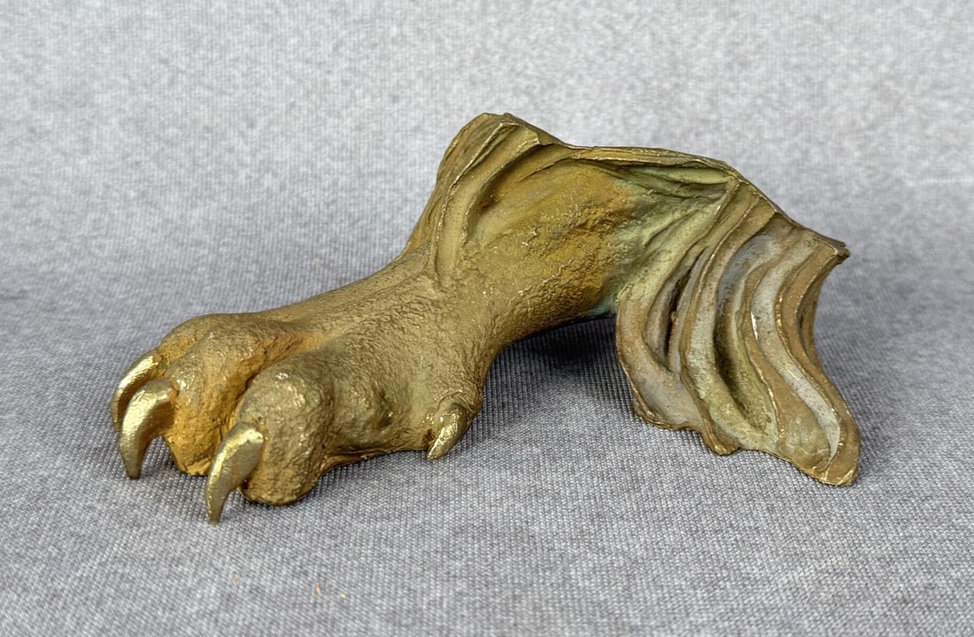Daro Flood Bronze Lion Claw Pipe Rest (1 of 4)