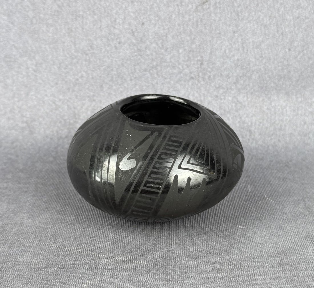 Mata Ortiz Black Pot: 3 1/2" diameter, 2 1/8" tall.