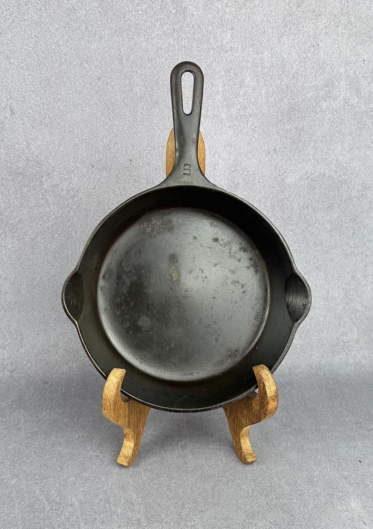 Griswold #5 Groove Handle Cast Iron Skillet 724a: Scarce handle variant. Small Block logo. Cleaned, seasoned and ready to use.
