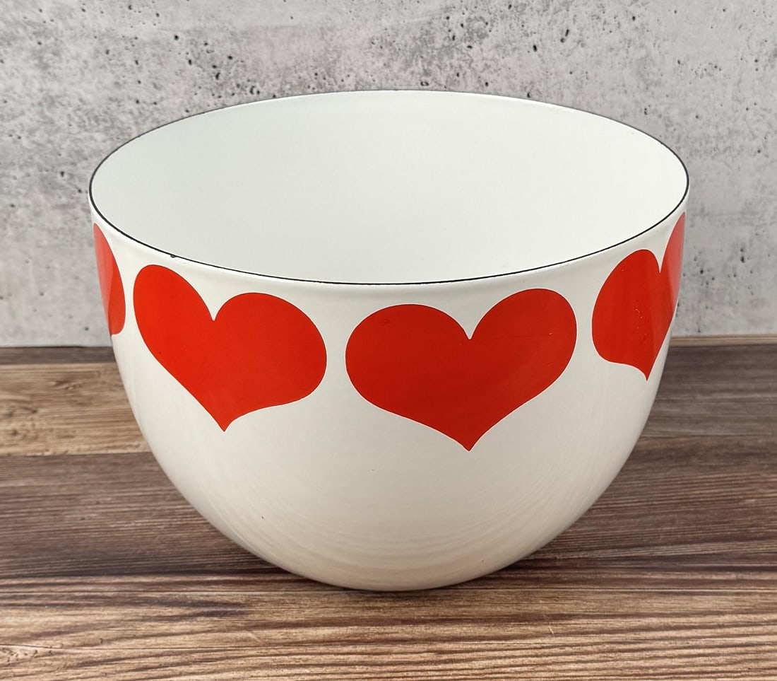 Arabia Finland Heart Pattern Enamel Bowl: Very nice Mid Century Bowl. 8 1/4" diameter, 5 1/2" tall.