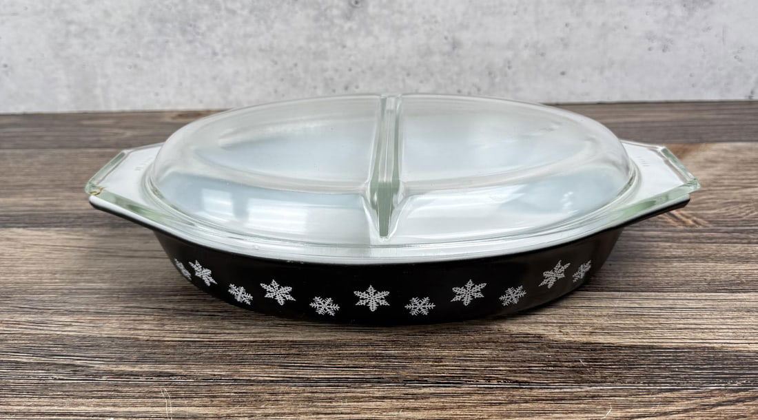 Pyrex Black & White Snowflake Casserole Dish (1 of 11)