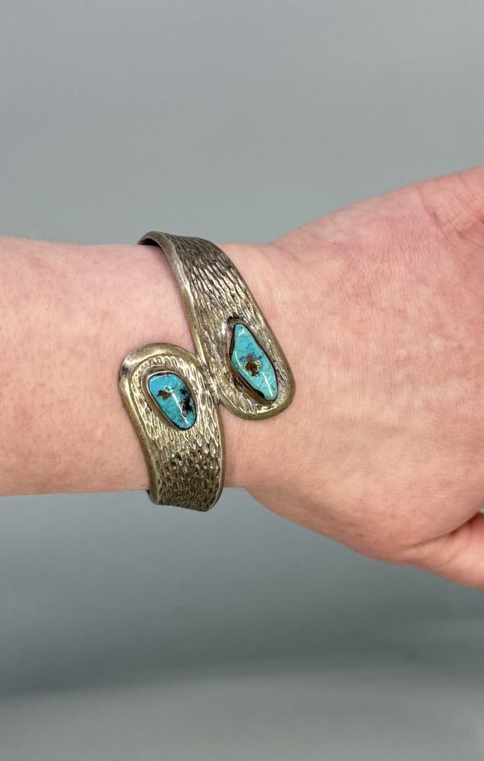 Old Pawn Navajo Sterling Silver Turquoise Bracelet (1 of 4)