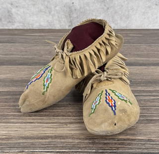Native American Indian Beaded Moccasins: Mid 20th Century. 9 1/4" by 4 1/8" by 3".