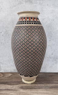 Jasinto Gaona Mata Ortiz Pot: 18 1/2" tall.