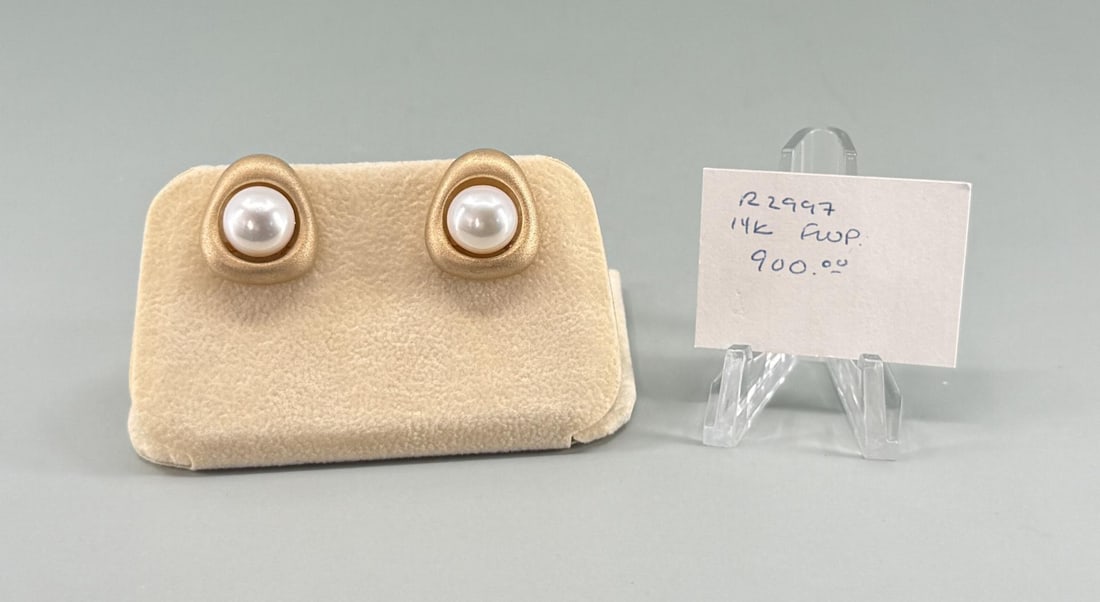 14K Gold Gucci Freshwater Pearl Earrings: 1/2" by 1/2". 10.60 grams. Lot requires Payment via non credit card. Provenance: Factory new, from the estate of RP Ellis Missoula, Montana.
