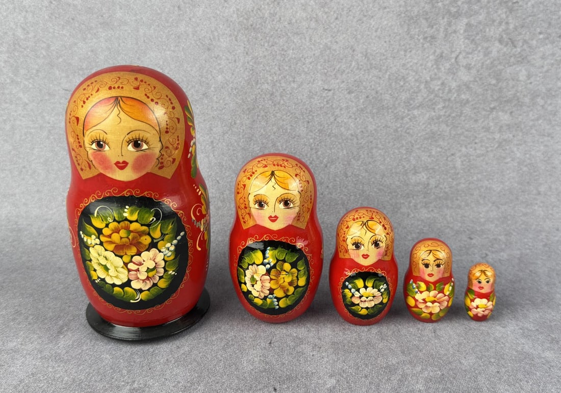Traditional Russian Matryoshka Nesting Doll Set: Nice set.