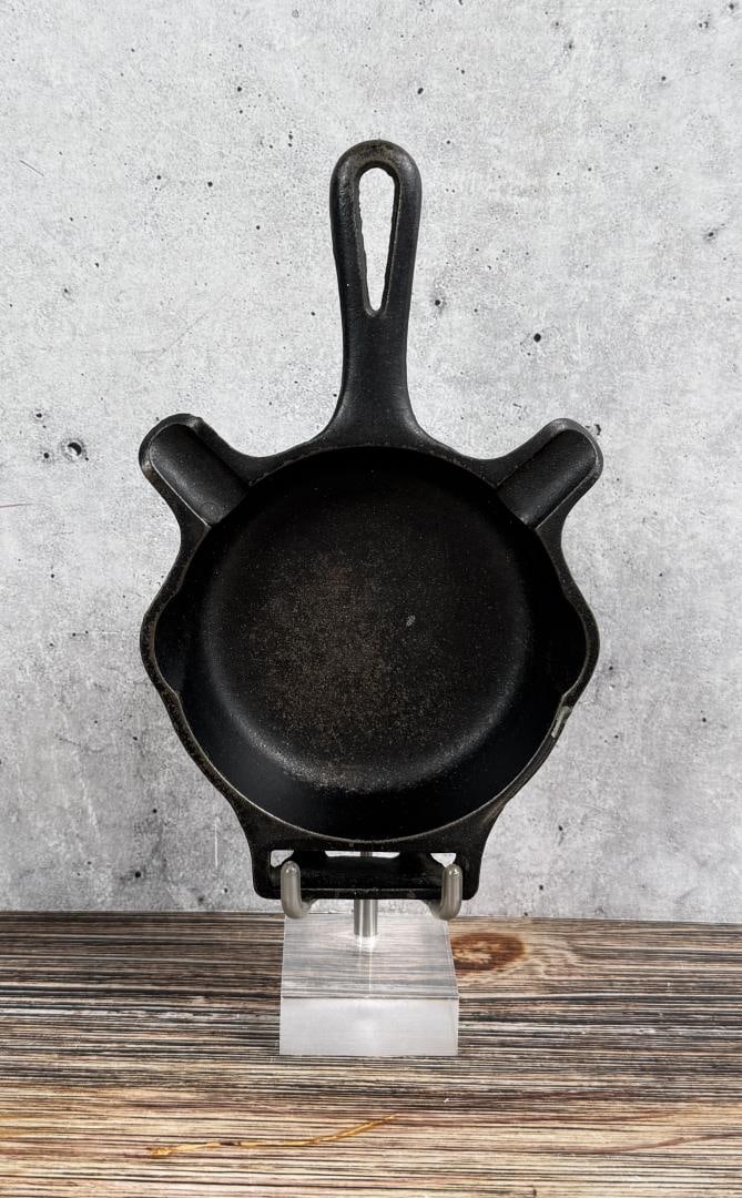 Griswold Cast Iron Mini Skillet Ashtray 570a: Nice example.