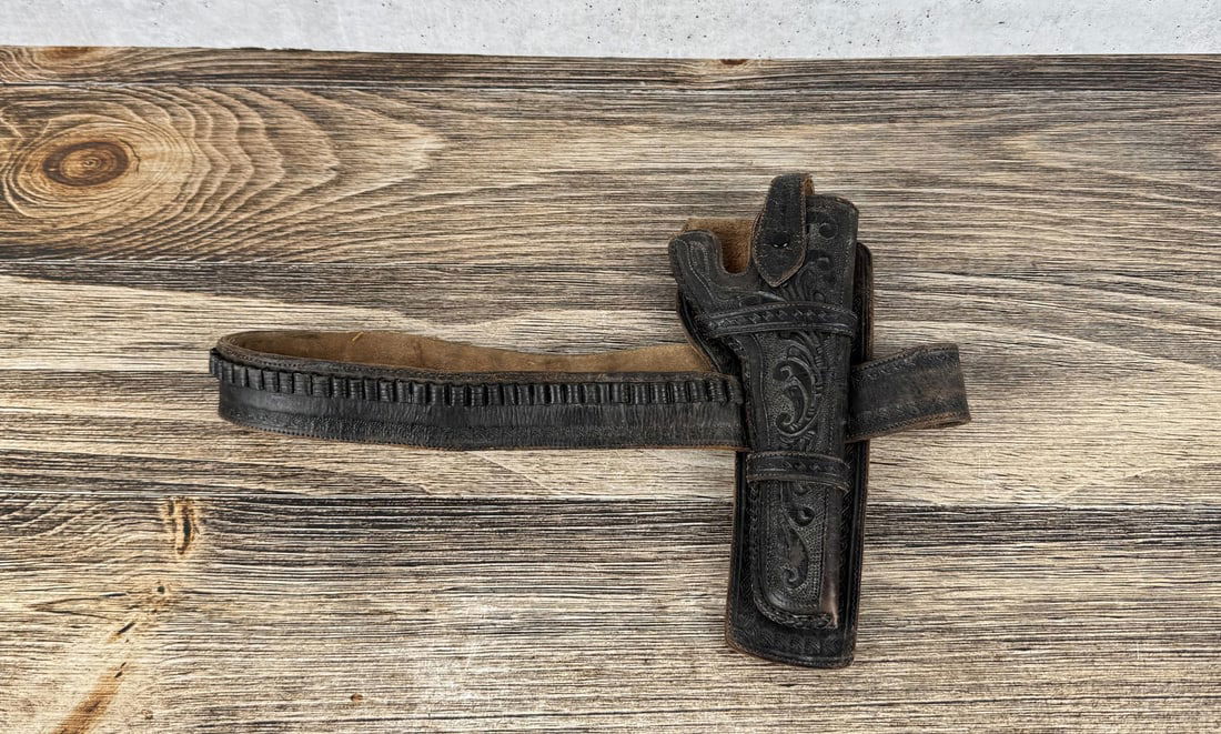 Cowboy Tooled Leather Holster Gun Belt Pistol Rig: Fits a .22 Colt Revolver.