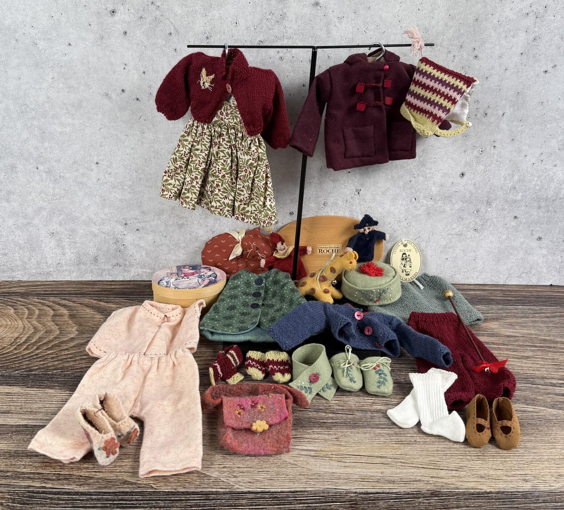 Lynne and Michael Roche Doll Clothes: Nice grouping.