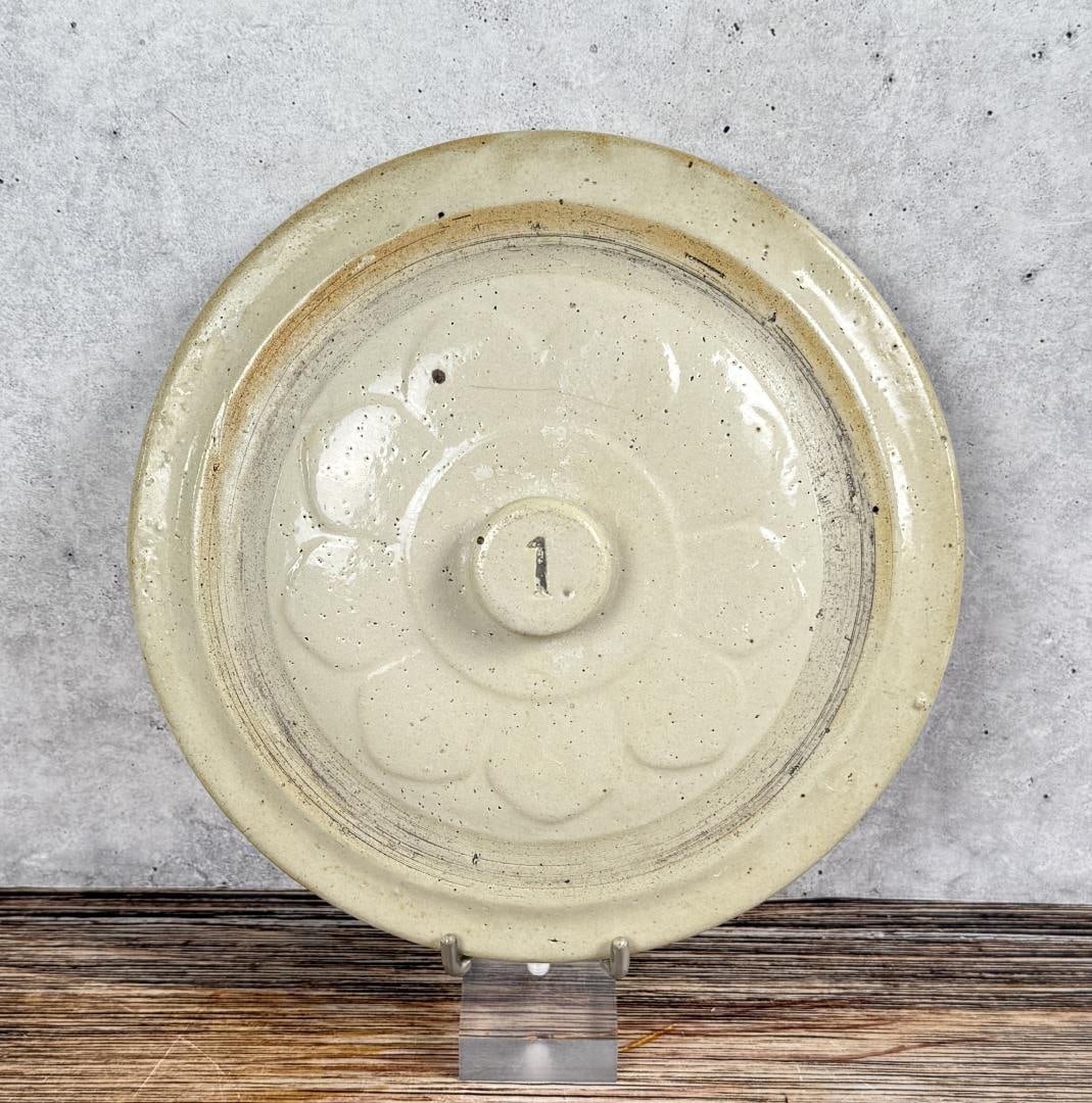 Red Wing 1 Gallon Petal Button Crock Lid: Cracked.