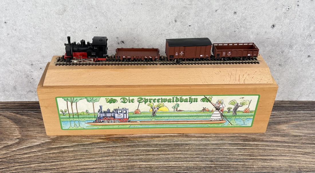 Bemo Zeuke Die Spreewaldbahn Train Set: One boxcar has detached wheels