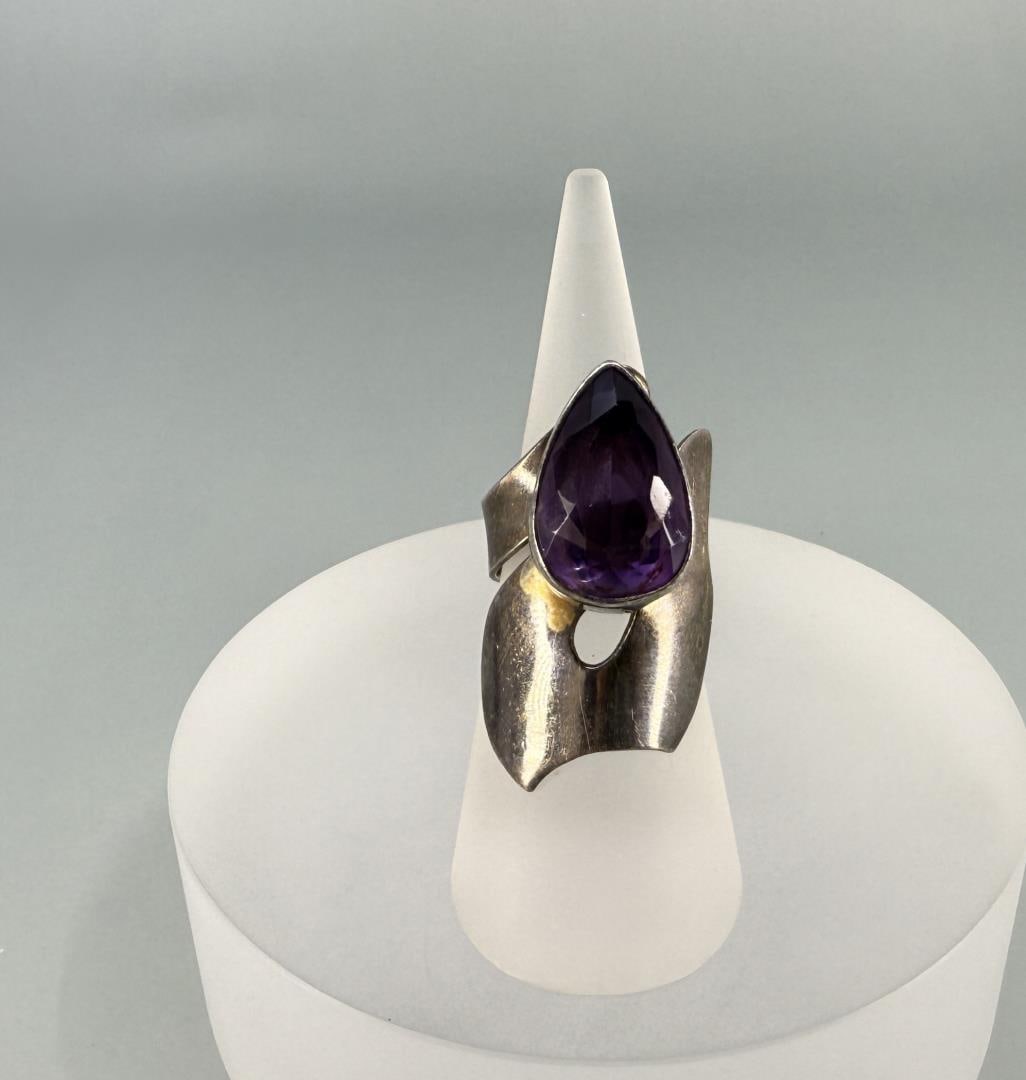 Sterling Silver Amethyst Ring: 12.45 grams. Size 7