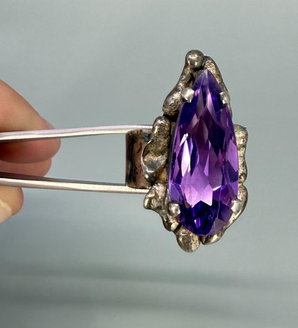 Sterling Silver Amethyst Ring: Size 8. 16.02 grams.