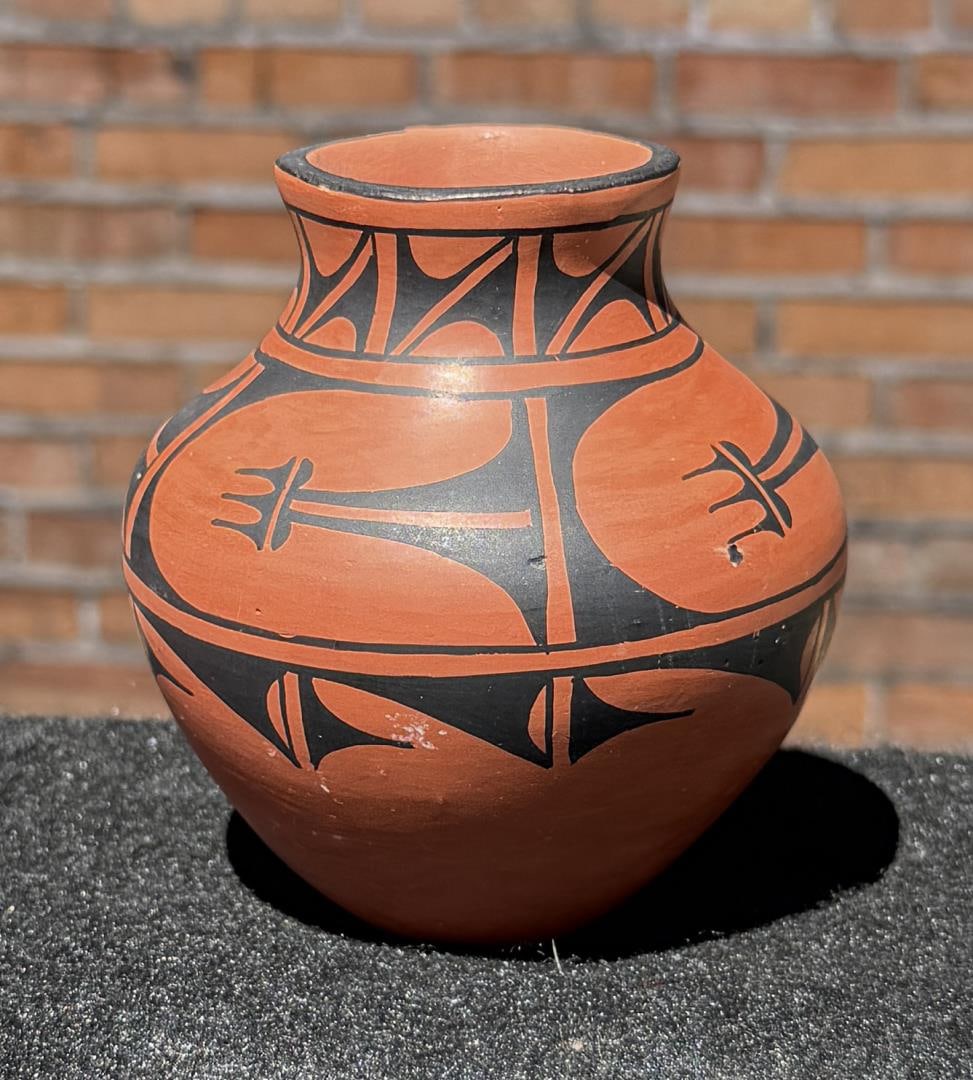 Marie E Coriz Santo Domingo Pueblo Pot (1 of 4)
