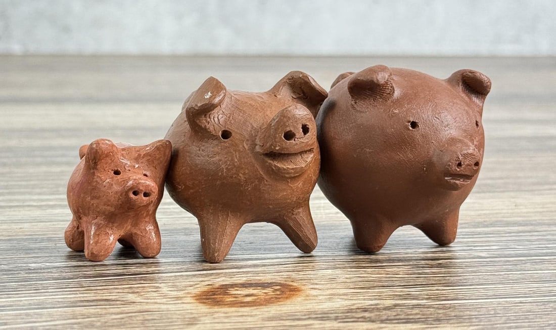 Santa Clara Pueblo Pottery Pig Family: Nice grouping.