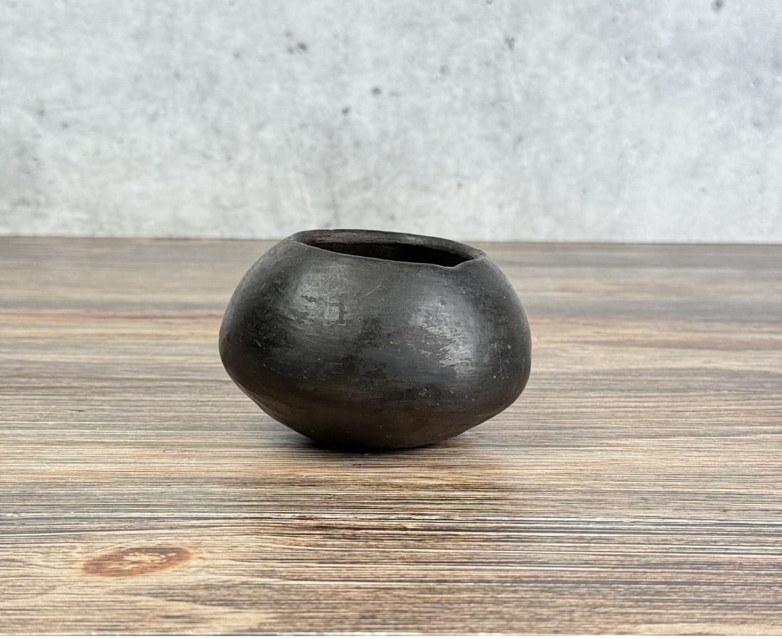 Antique San Juan Pueblo Pot (1 of 4)