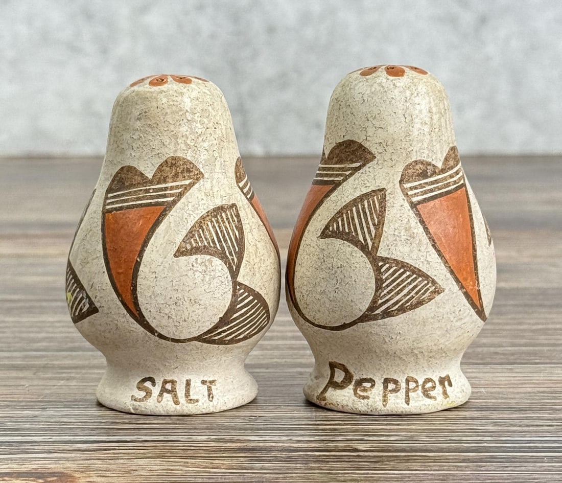 Acoma Pueblo Pottery Salt and Pepper Shakers (1 of 4)