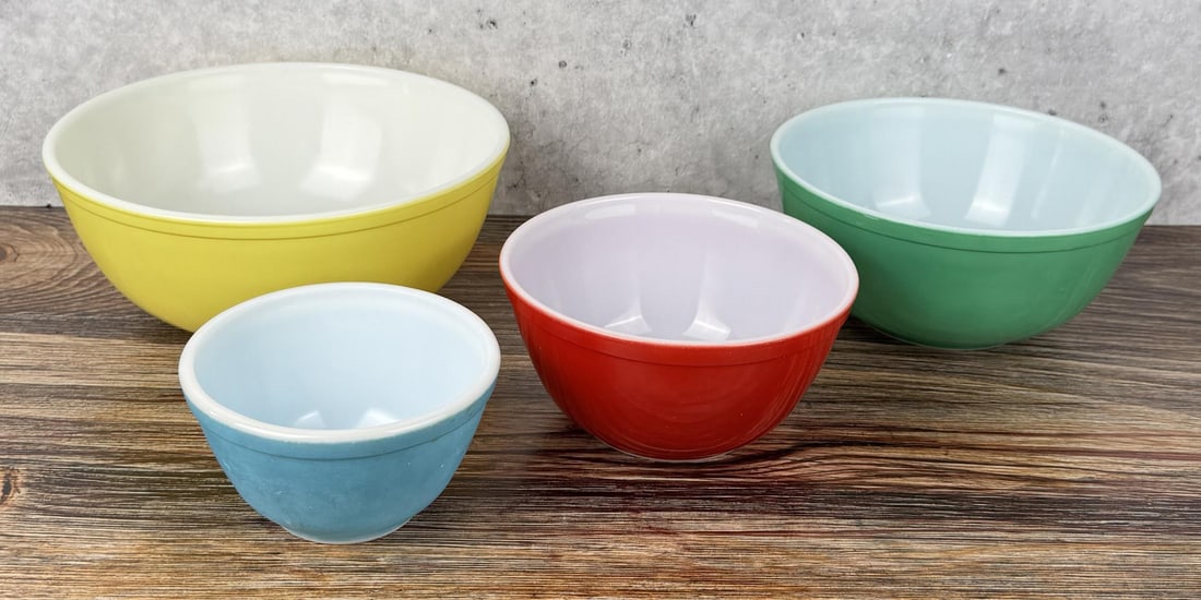 Pyrex Primary Colors Mixing Bowl Set: The blue has wear.