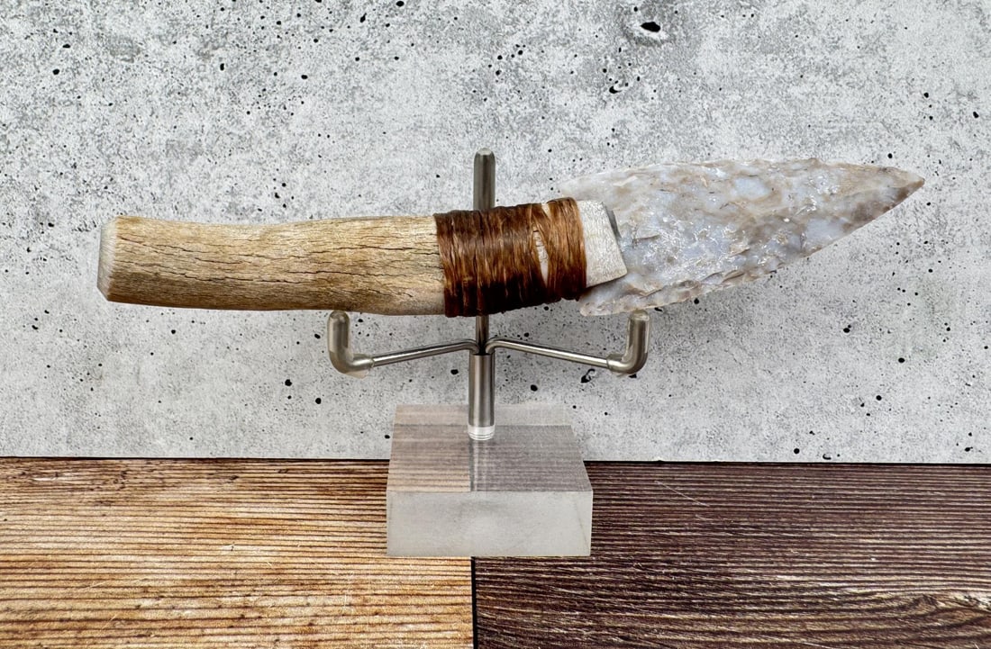 Bo Earls Handmade Horn Handle Knife: Handmade by Bo Earls. Bo is one of the finest modern flint and obsidian knappers. His knives are some of the nicest money can buy. The handle is whitetail deer horn. 6 1/2" long.